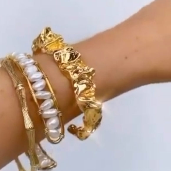 Amber Sceats Emery Cuff - Hammered gold Bracelet - Picture 10 of 14